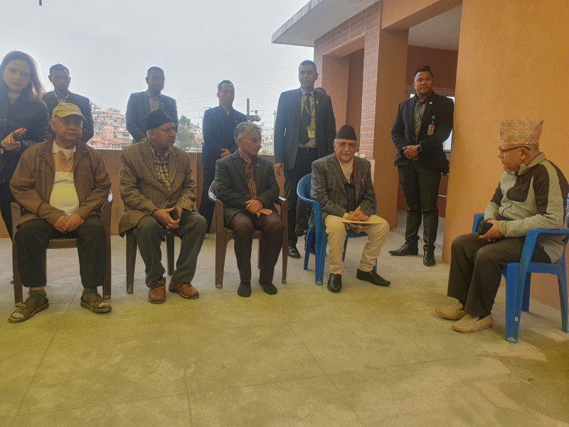 भ्रातृशोकमा परेका माधव नेपाललाई भेटे एमाले अध्यक्ष ओलीले